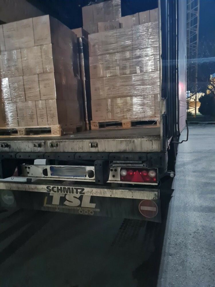 Агенция „Митници“: 6000 л вино и коняк, превозвани в нарушение на транзитен режим, задържаха митнически служители в района на Дунав мост – Русе