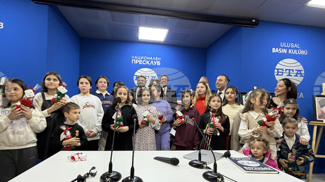 Директорът на училището за деца със специални заложби в Анкара подари картината със знамето на България на българския посланик 