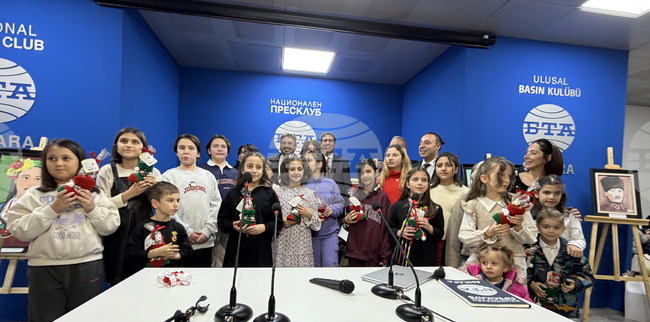 Директорът на училището за деца със специални заложби в Анкара подари картината със знамето на България на българския посланик 