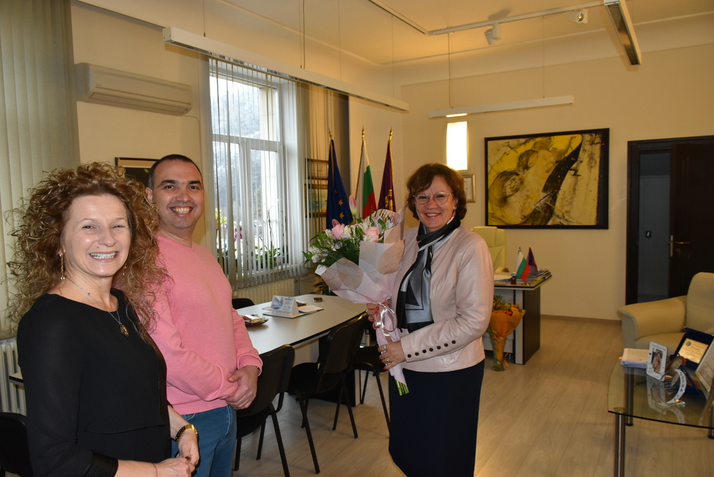 Община Ловеч: Поздравление за Осми март от кмета на Община Ловеч Корнелия Маринова