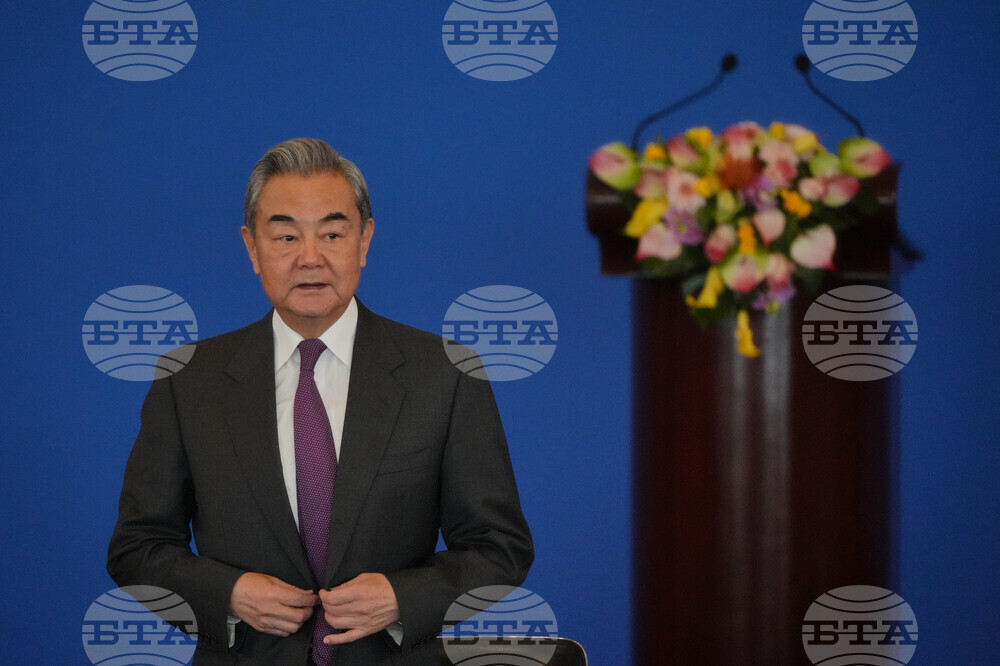 Китайският външен министър Ван И заяви, че Пекин не може да приеме страни да действат като "световен съдия" на фона на залавянето на Мадуро 