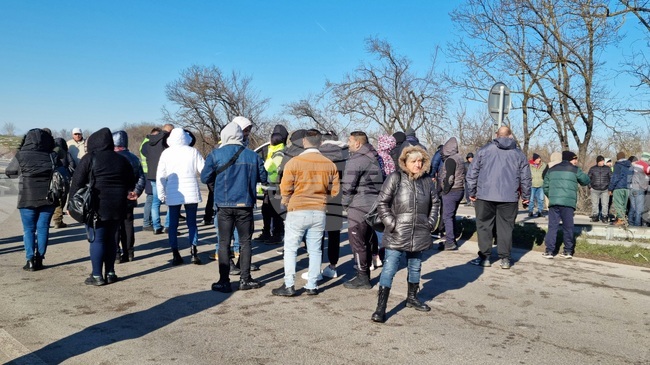 Жители на врачански села отново излязоха на протест заради прекъсването на електрозахранването по Коледа и блокираха движението по главен път Е-79