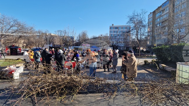 Деца изработиха сурвакници за здраве и късмет в работилница пред градската елха в Разград