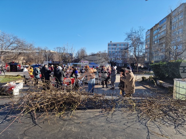 Деца изработиха сурвакници за здраве и късмет в работилница пред градската елха в Разград
