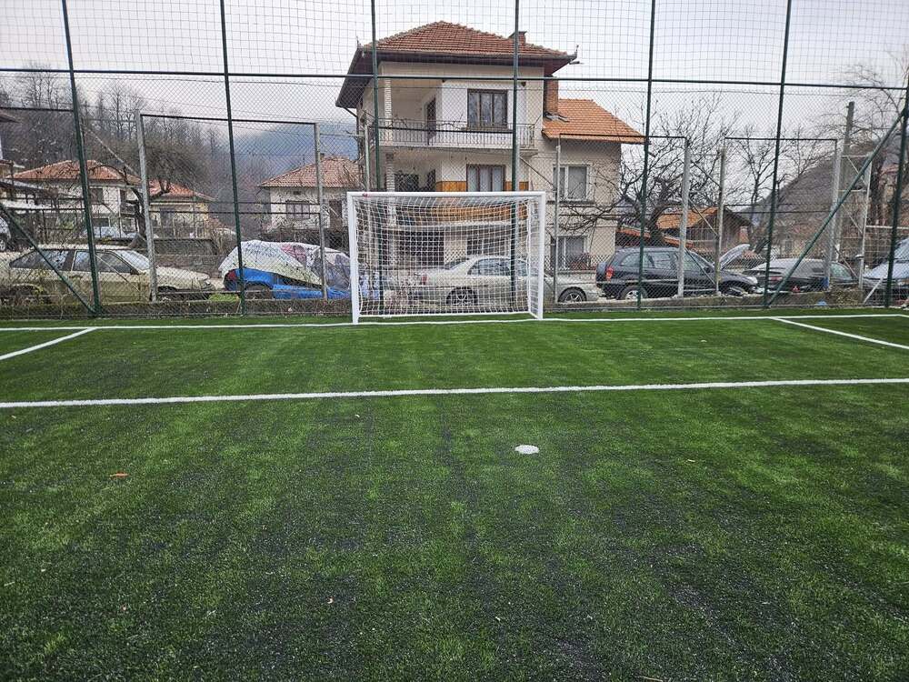 В тетевенското село Глогово учениците вече ще спортуват на реновираната спортна площадка