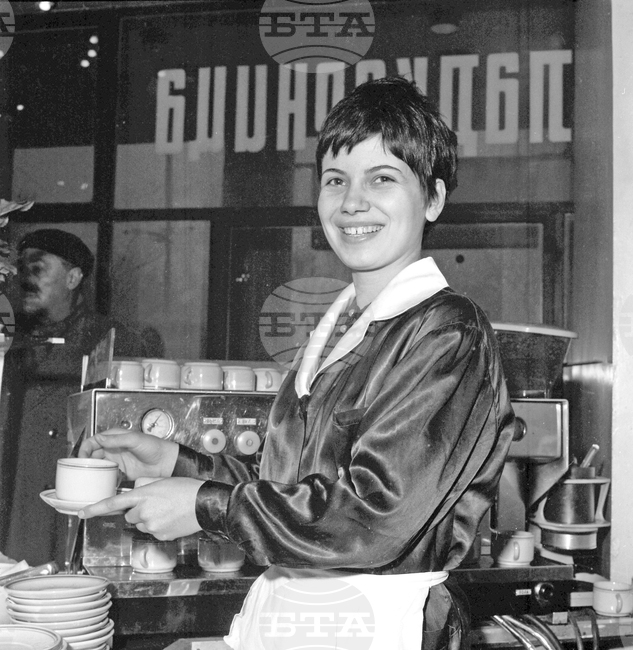 В сладкарницата на Централни хали през 1967 година