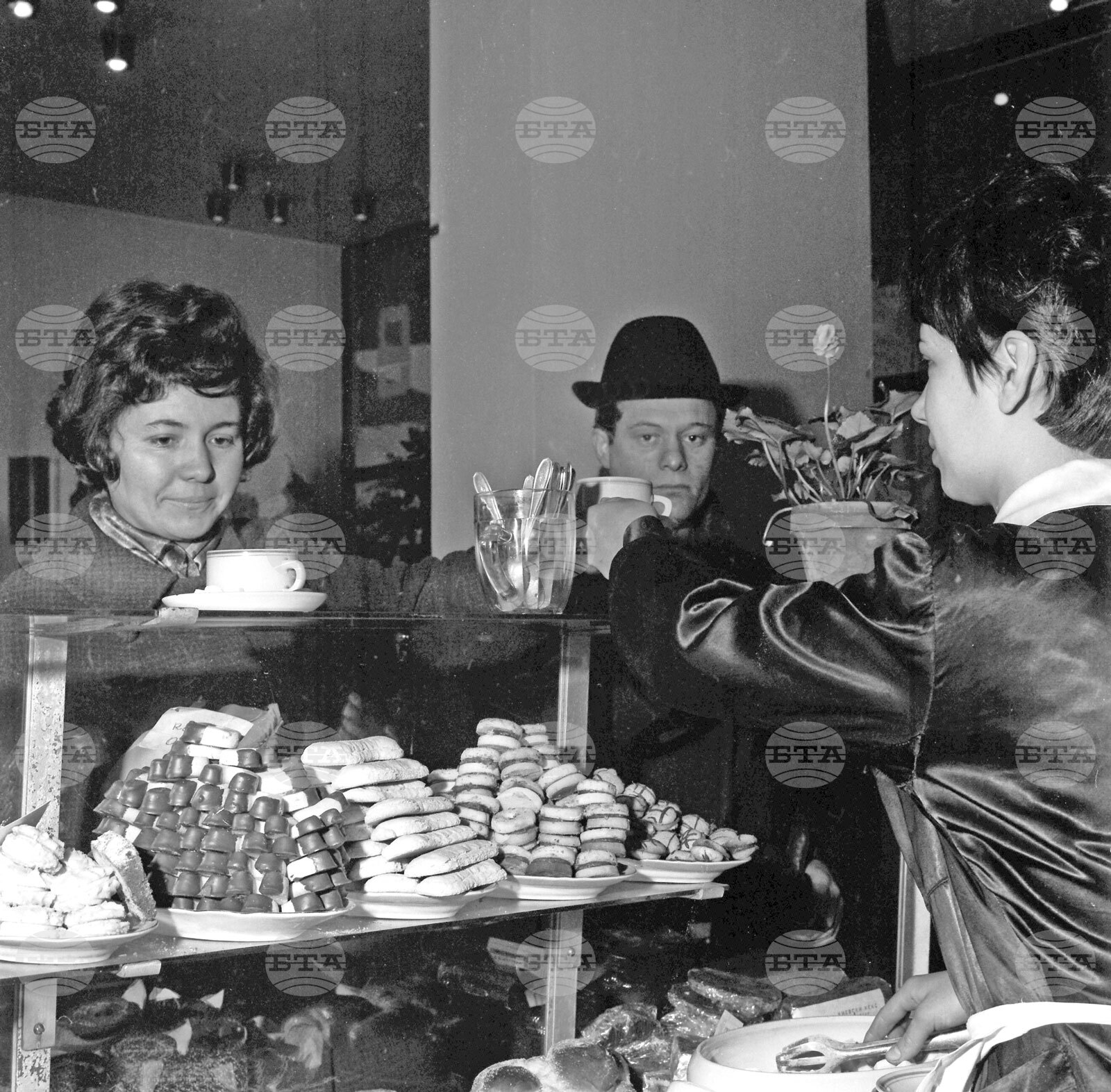 В сладкарницата на Централни хали през 1967 година