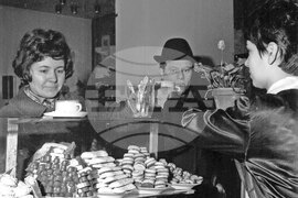 В сладкарницата на Централни хали през 1967 година