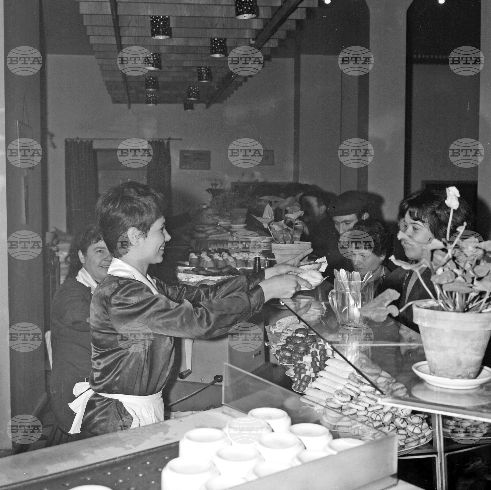 В сладкарницата на Централни хали през 1967 година
