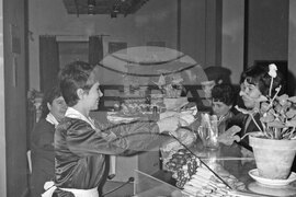 В сладкарницата на Централни хали през 1967 година