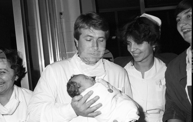 Първото „инвитро“ бебе в България се ражда на 3 януари 1988 г. 