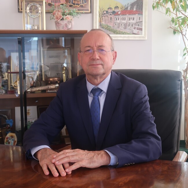 Ниските данъци, държавен дълг и преразпределителна роля на държавата са основен залог за привличане на инвестиции в България, смята председателят на БТПП