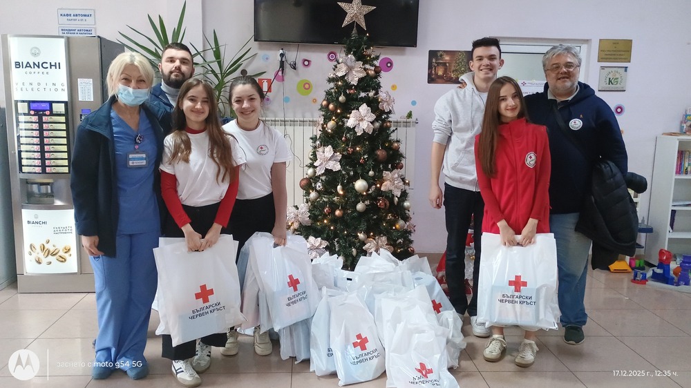 Доброволците на БМЧК зарадваха деца, които посрещат празниците в болница