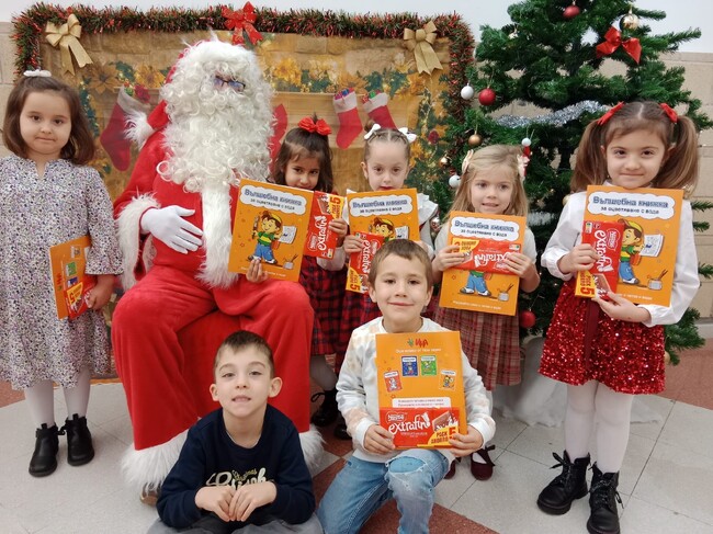 Ученици от Българското културно-просветно училище „Паисий Хилендарски“ в Памплона получиха книги на български език като подаръци за Коледа