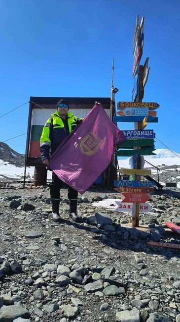 Старши матрос Димитър Димитров от Попово развя знамето на родния си град на остров Ливингстън