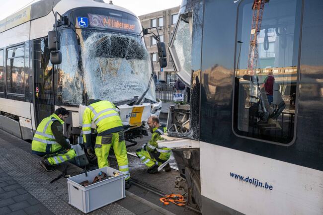Белга: Девет души бяха ранени при сблъсък на два трамвая в Антверпен