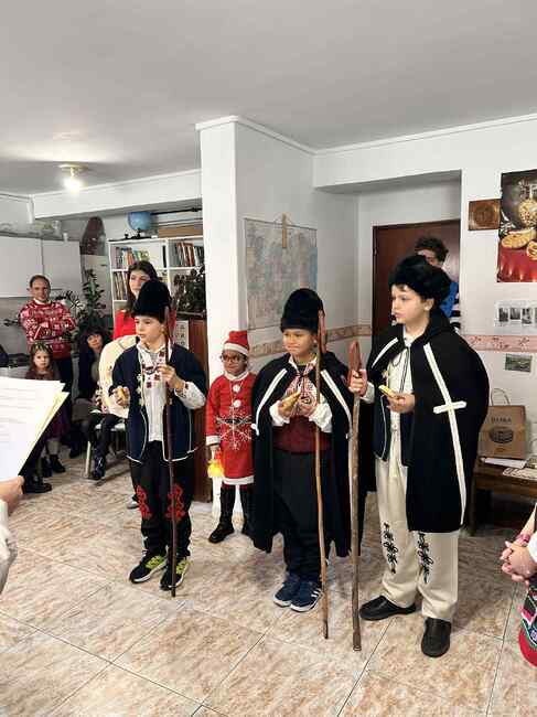 В пресъздаването на коледарски и кукерски обичаи участваха ученици от Българското неделно училище „Св. св. Кирил и Методий“ в Лисабон