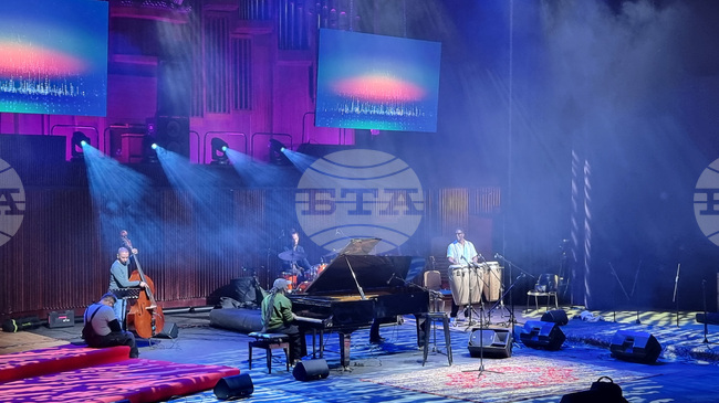 Искаме с концерта „Джаз фиеста“ във Варна да „измием“ тежката година, която си отива, каза музикантът Димитър Бодуров