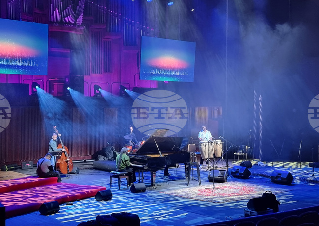 Искаме с концерта „Джаз фиеста“ във Варна да „измием“ тежката година, която си отива, каза музикантът Димитър Бодуров