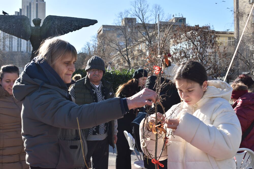 Голям интерес предизвика последната работилница от празничната програма на Община Разград – за изработване на сурвачки 
