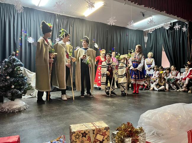 Тържество, посветено на българските коледни традиции, беше организирано в Българското училище „Св. Иван Рилски“ в Мостолес, Испания