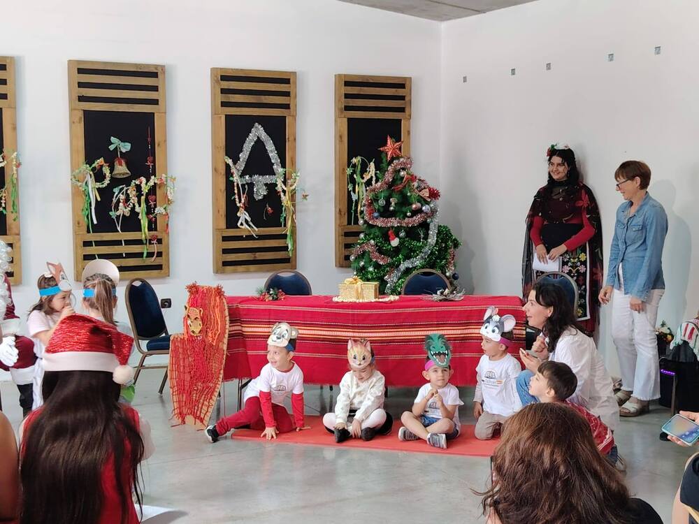 С детски театър и среща с Дядо Коледа учениците от Българското училище „АзБуки“ в Тенерифе, Испания, отбелязаха началото на зимната ваканция