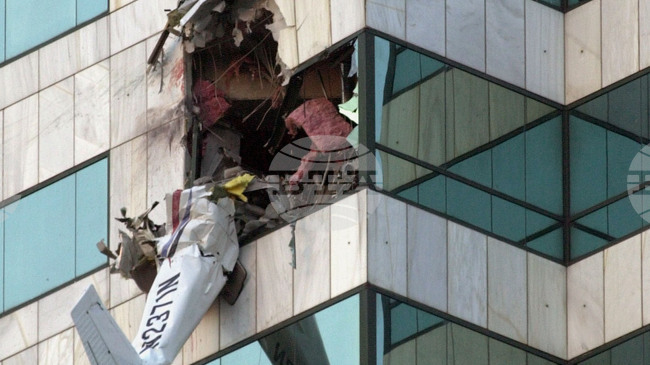 На 5 януари 2002 г. малък пътнически самолет, управляван от тийнейджър, се врязва в 40-етажна сграда в американския град Тампа