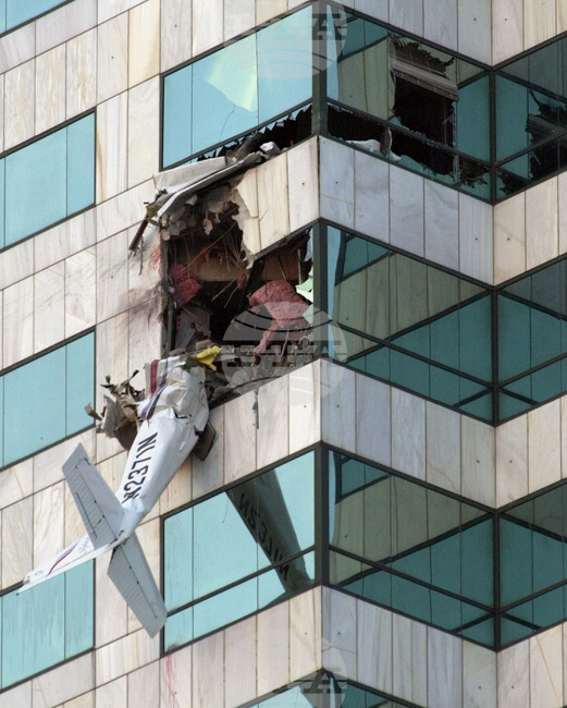 На 5 януари 2002 г. малък пътнически самолет, управляван от тийнейджър, се врязва в 40-етажна сграда в американския град Тампа