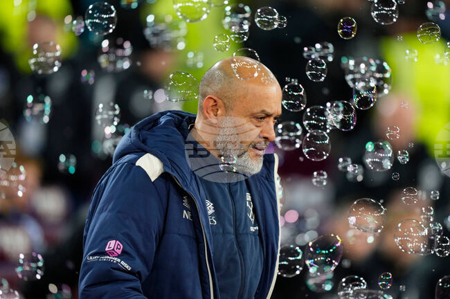 Уест Хям все още няма намерение да се разделя с мениджъра Нуно Ешпирито Санто