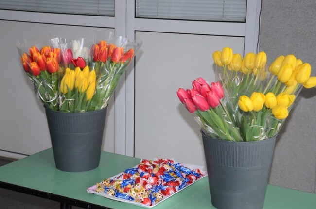 Община Видин: Посрещнаха с цветя дамите от общинската администрация във Видин