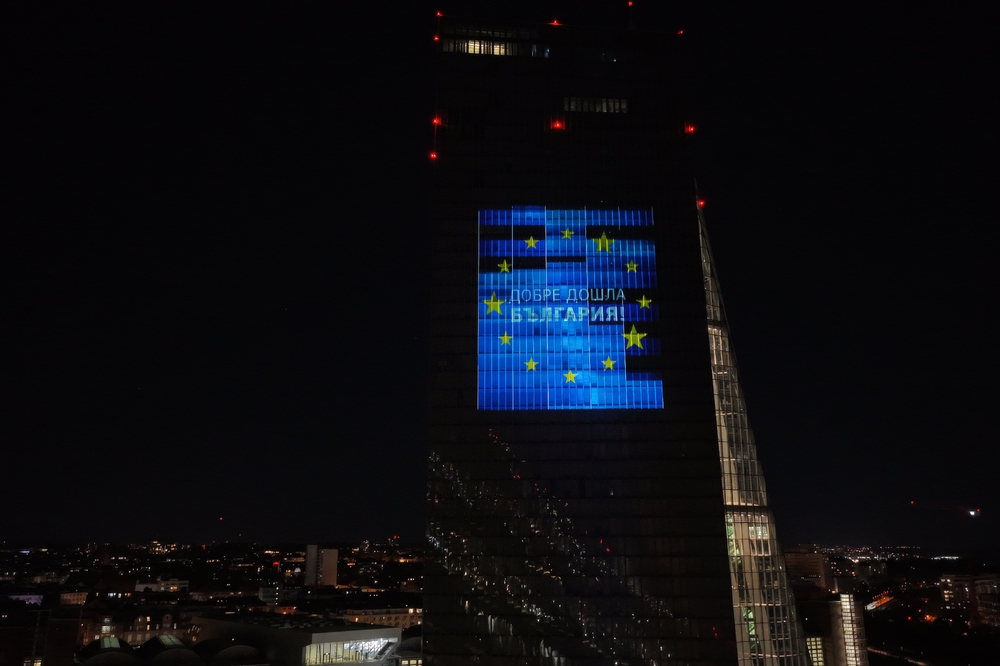 ЕЦБ тества светлинна инсталация по повод присъединяването на България към еврозоната 