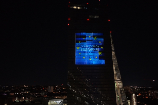 ЕЦБ тества светлинна инсталация по повод присъединяването на България към еврозоната 