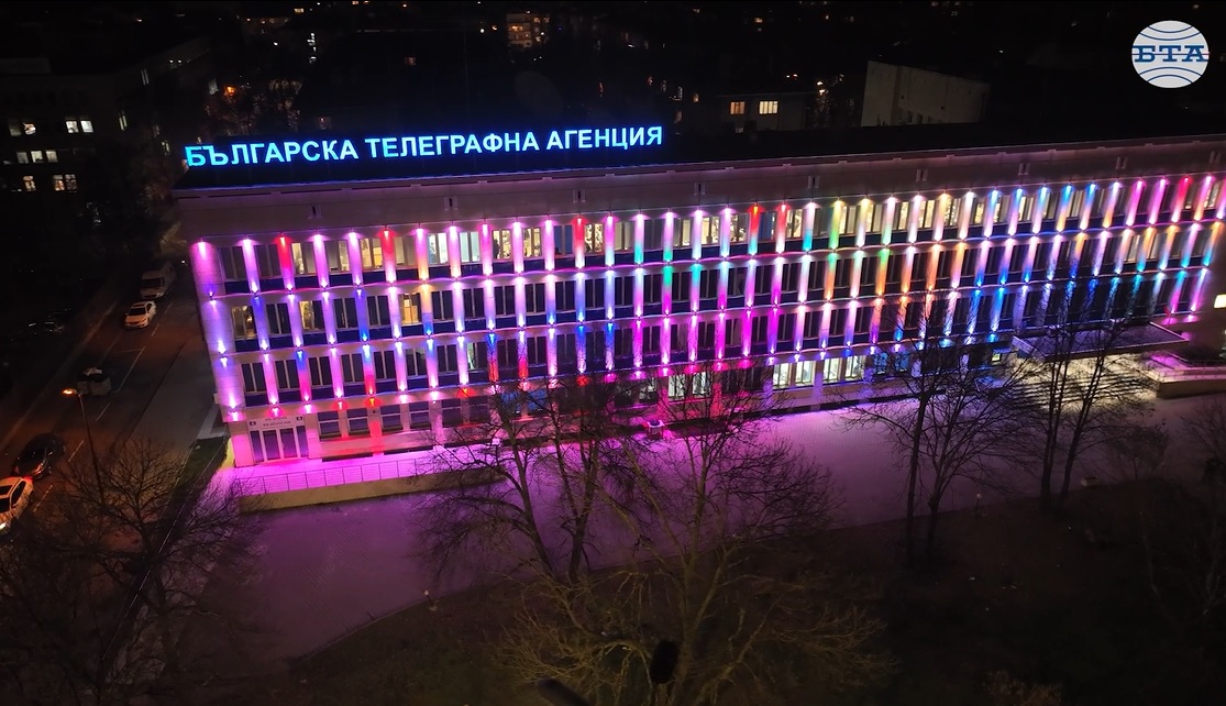 БТА посреща Новата година с  празнично осветление в различни цветове