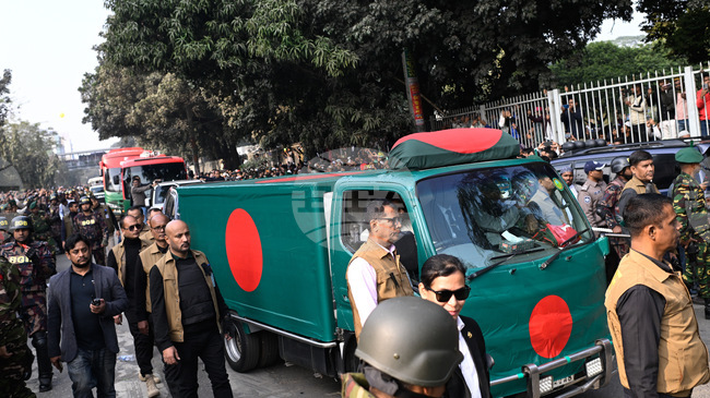 Огромно множество се събра за погребението на бившия премиер на Бангладеш Халеда Зия