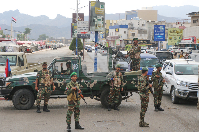 Сепаратисти спряха кацането на саудитска делегация в Йемен; държавните власти обявиха "мирна операция" за възвръщане на военни позиции