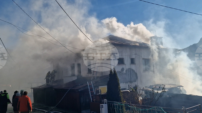 Пожар гори в къща и плевня в Смолян, има пострадал човек