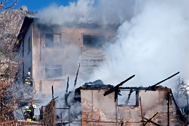 Пожар унищожи покрив и имущество във вила край рудоземско село