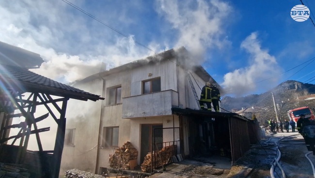 Пожар гори в къща и плевня в Смолян, има пострадал човек