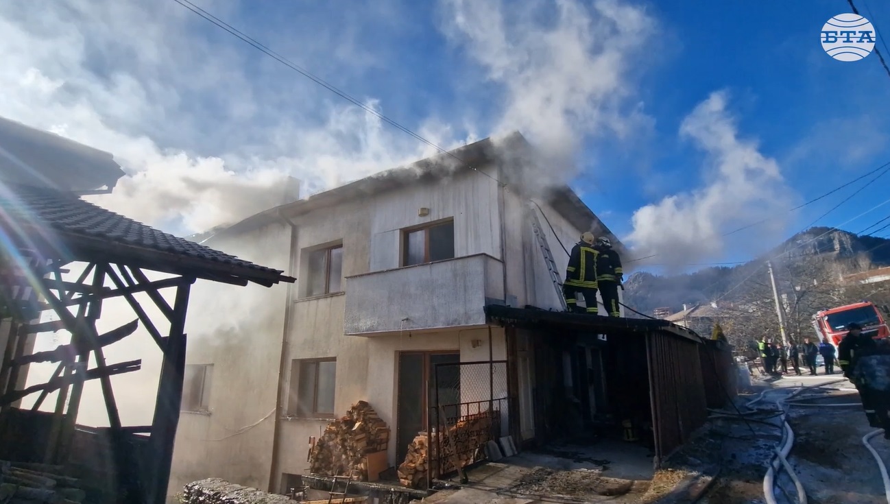 Пожар гори в къща и плевня в Смолян, има пострадал човек