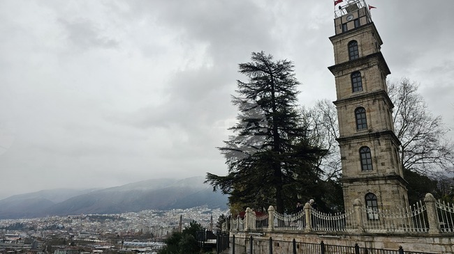 Стотици граждани протестираха пред общината в Бурса в подкрепа на задържания кмет на града Мустафа Бозбей