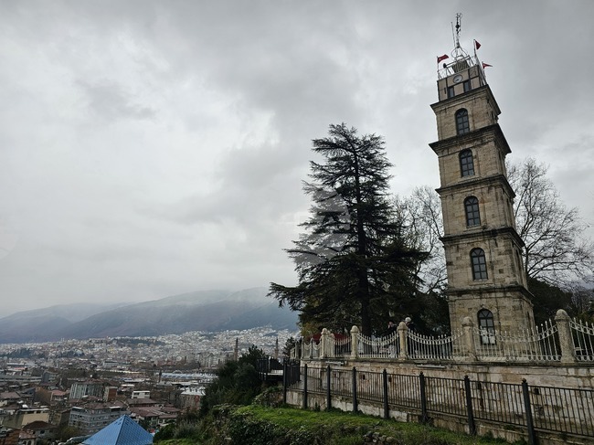 Стотици граждани протестираха пред общината в Бурса в подкрепа на задържания кмет на града Мустафа Бозбей