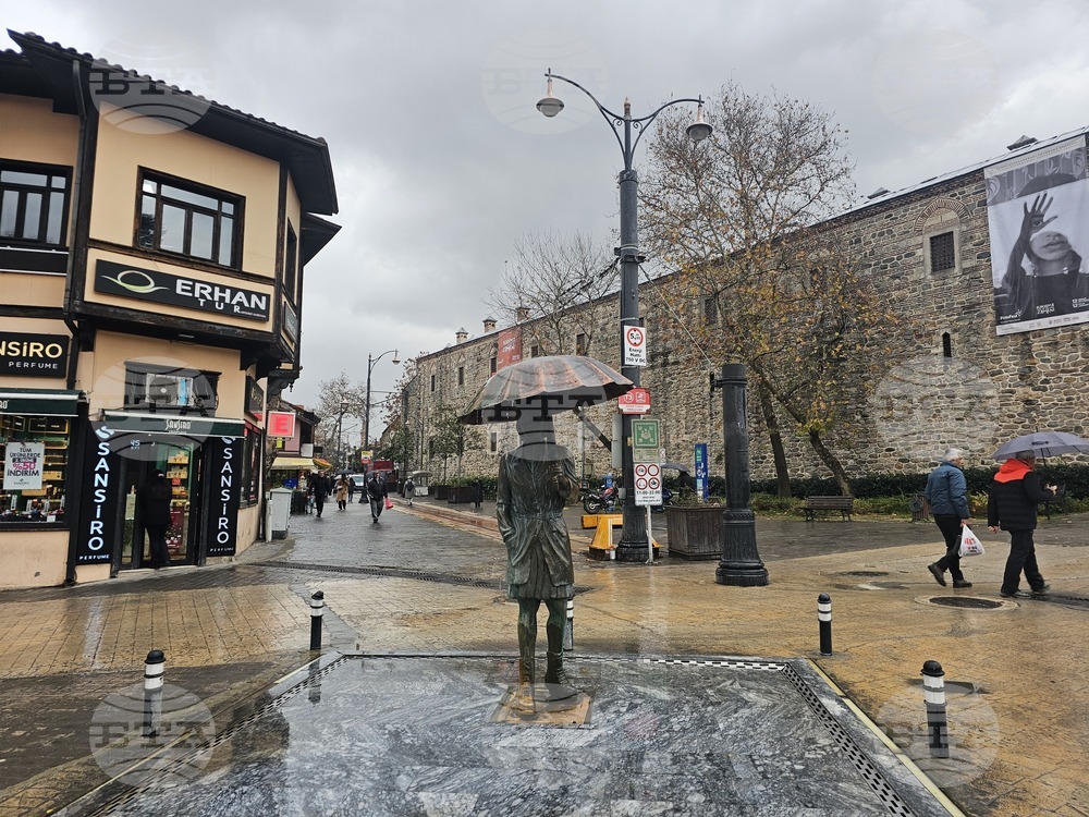 Мощна буря обхвана Западна Турция днес, предизвиквайки наводнения и затруднения в придвижването по суша и вода 