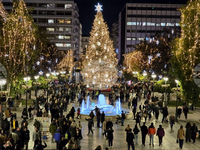 Атина ще посрещне Новата година с безшумни фойерверки и светлинен спектакъл с дронове