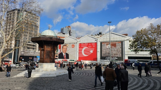 Любителите на театъра в град Бурса бурно аплодираха варненските актьори в постановката „Любовникът от Занзибар“