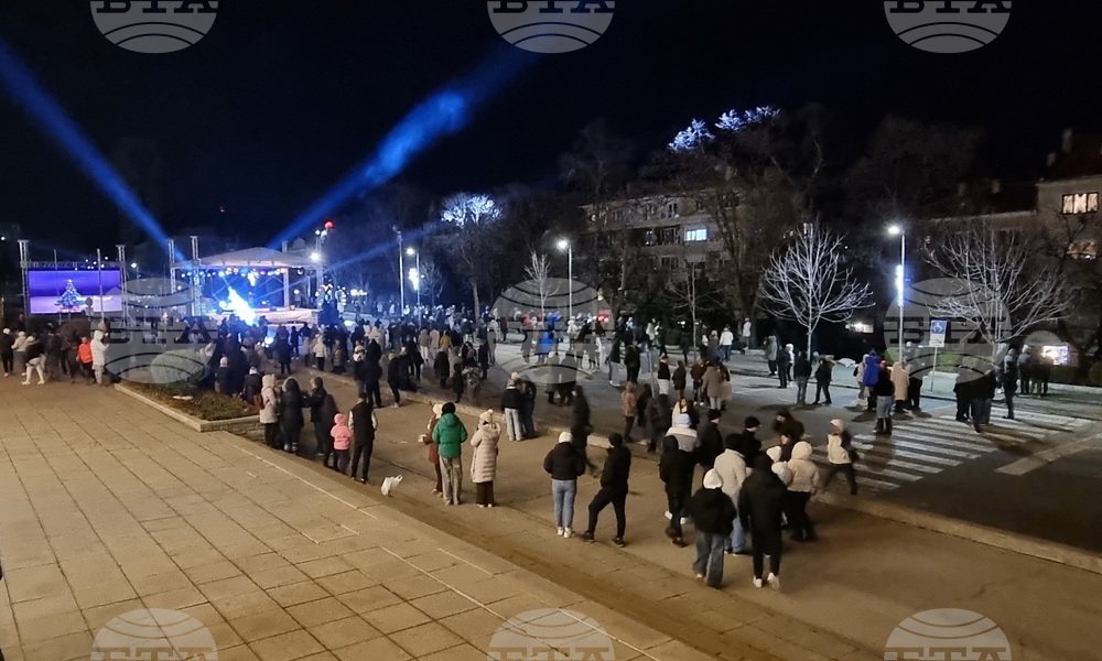 Шуменци посрещнаха 2026 година с празнична програма пред сградата на общинската администрация