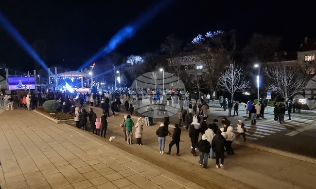 Шуменци посрещнаха 2026 година с празнична програма пред сградата на общинската администрация