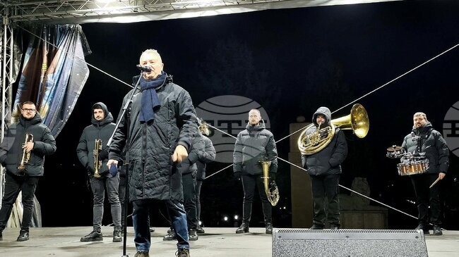 Изпращаме една невероятно добра година за Монтана, заяви пред събралите се на площада в града кметът Златко Живков