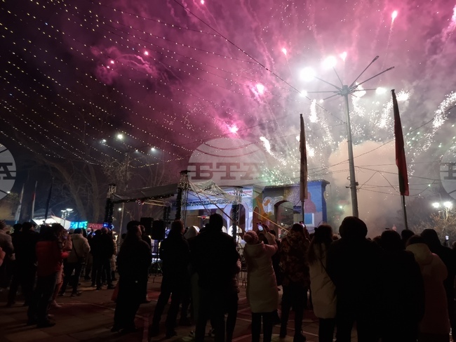 В Кюстендил новата 2026 г. бе посрещната с празнична програма и заря