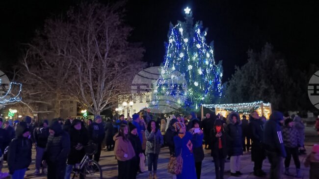 С традиционна наздравица от кмета на община Троян и фолклорен концерт жителите и гостите на града посрещнаха новата 2026 година