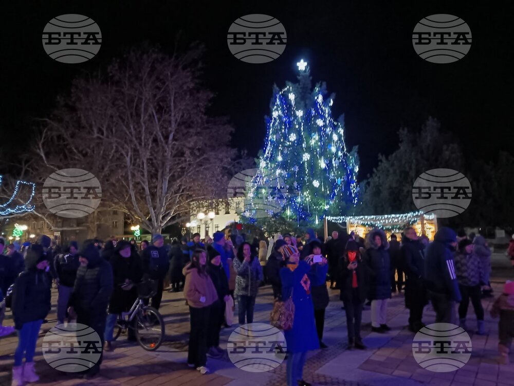 С традиционна наздравица от кмета на община Троян и фолклорен концерт жителите и гостите на града посрещнаха новата 2026 година